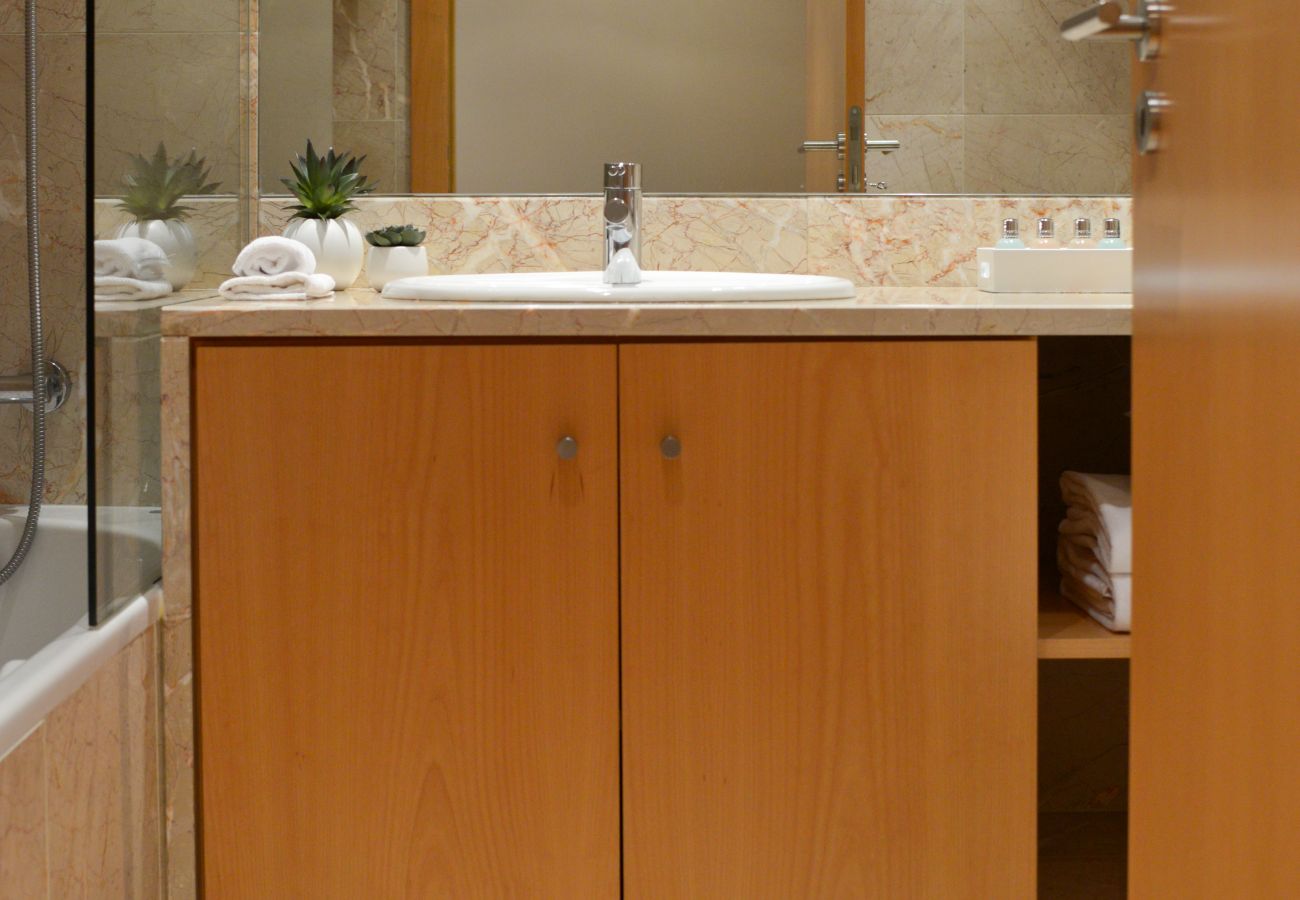 Apartment in Lisbon - Two-Bedroom Apartment with City View  | Panoramic Living