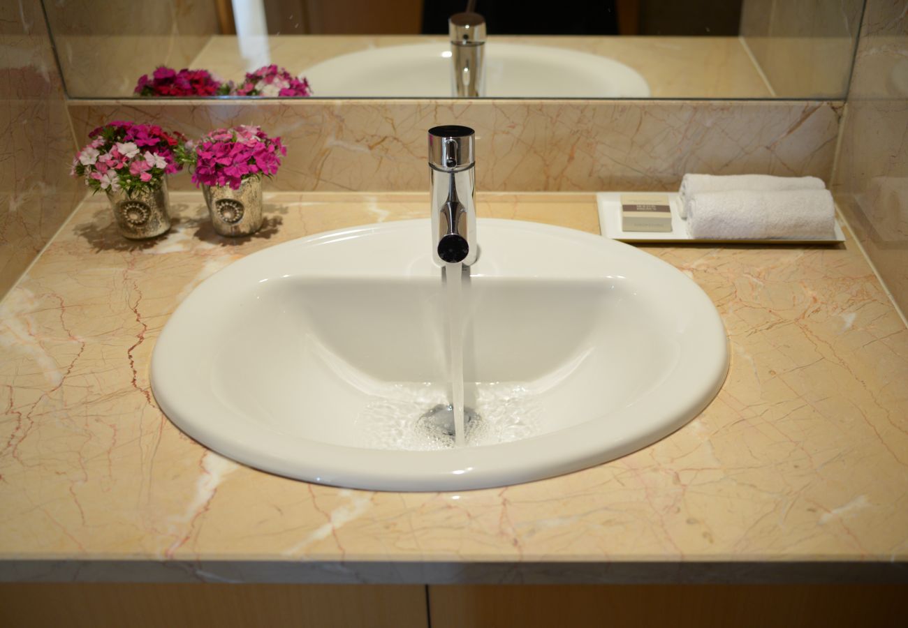 Apartment in Lisbon - Two-Bedroom Apartment with City View  | Panoramic Living