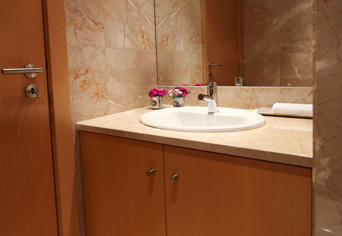 Apartment in Lisbon - Two-Bedroom Apartment with City View  | Panoramic Living